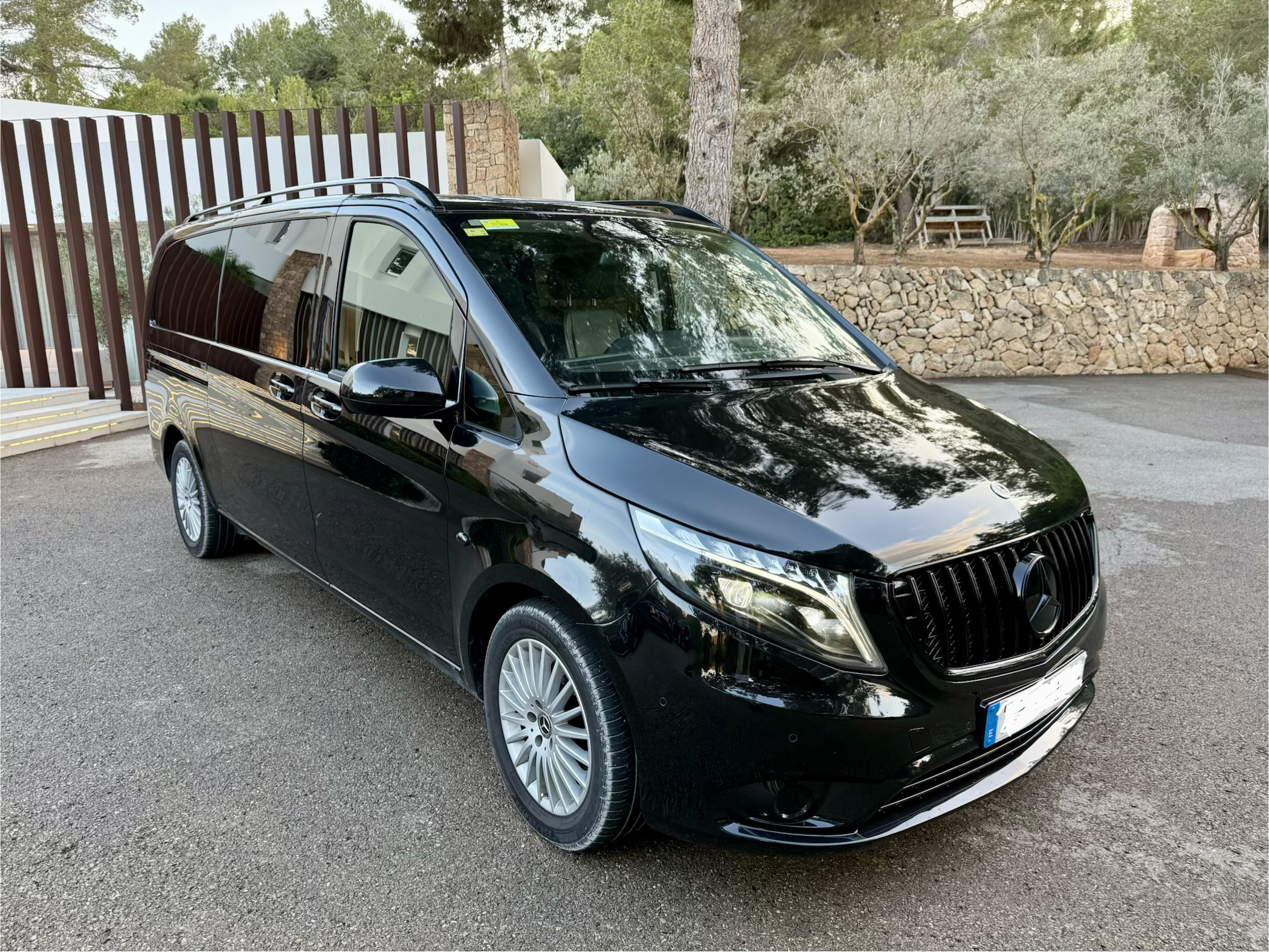 Mercedes V-Class en Ibiza para transporte privado VIP